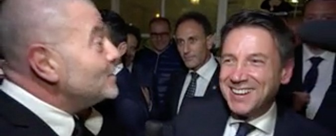 Copertina di Napoli, le Iene beccano Conte. Il premier tenta l’intervista a Giulio Golia e lui gli sottopone emendamento al dl sicurezza