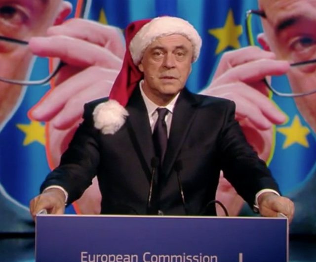 Crozza-Moscovici: “Io Babbo Natale? Allora Di Maio è l’asinello e Salvini il bue, con le corna fatte dalla Isoardi”