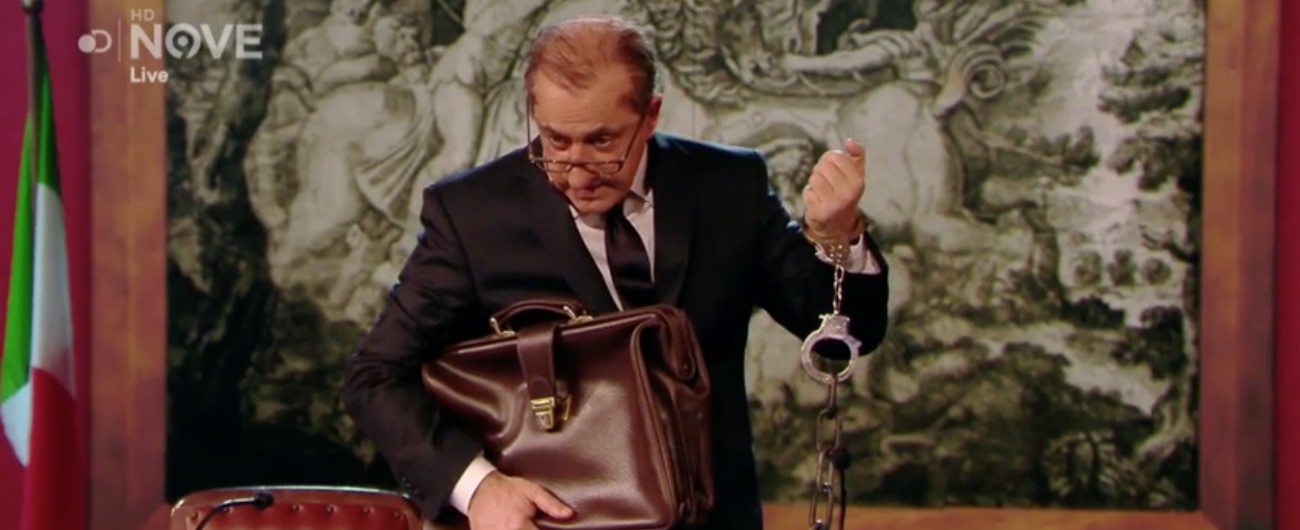 Copertina di Manovra, l’esilarante conferenza stampa sulla bocciatura. Crozza-Tria: “Penso solo a scappare” ma qualcosa glielo impedisce