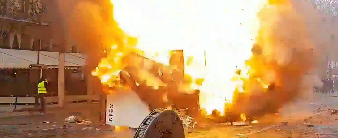 Copertina di Parigi, scene da guerriglia urbana sugli Champs-Elysees. A fuoco un rimorchio davanti a Le Fouquet’s