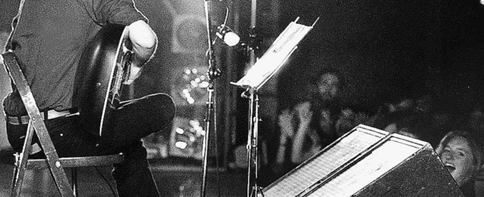 Dal palco e dal porto - Fabrizio De André durante un concerto Faber, l’aristocratico di cuore che cantava gli umiliati e offesi