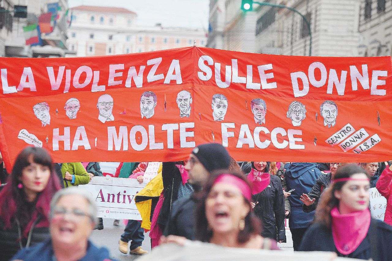 Copertina di Contro “stupri e offese” in un Paese di omofobi