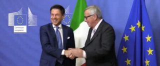 Copertina di Manovra, la stretta di mano tra Conte e Juncker: “Non litighiamo, we are friends”