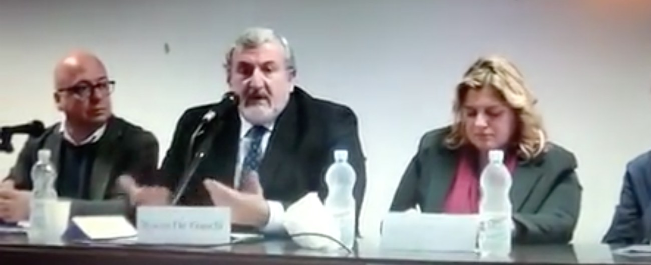 Copertina di Taranto, Emiliano contro i giornali: “Non parlano di Mittal perché fa pubblicità”. L’Odg: “Parla come Di Battista”