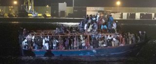 Copertina di Migranti, barcone con 264 persone sbarca a Pozzallo, tra loro bimba di 15 giorni. Salvini accusa Malta: “Vergognosa”