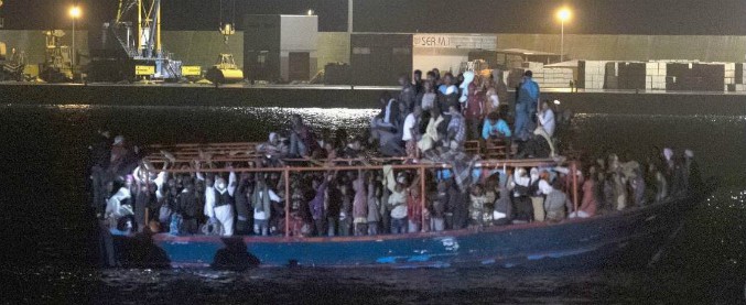 Migranti, barcone con 264 persone sbarca a Pozzallo, tra loro bimba di 15 giorni. Salvini accusa Malta: “Vergognosa”
