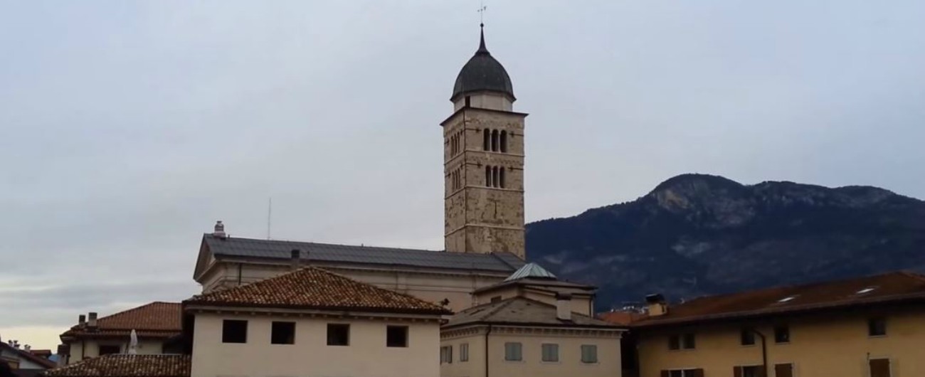 Trento, il governatore leghista blinda la chiesa: guardie armate per scortare i fedeli a messa. E costano 50mila euro