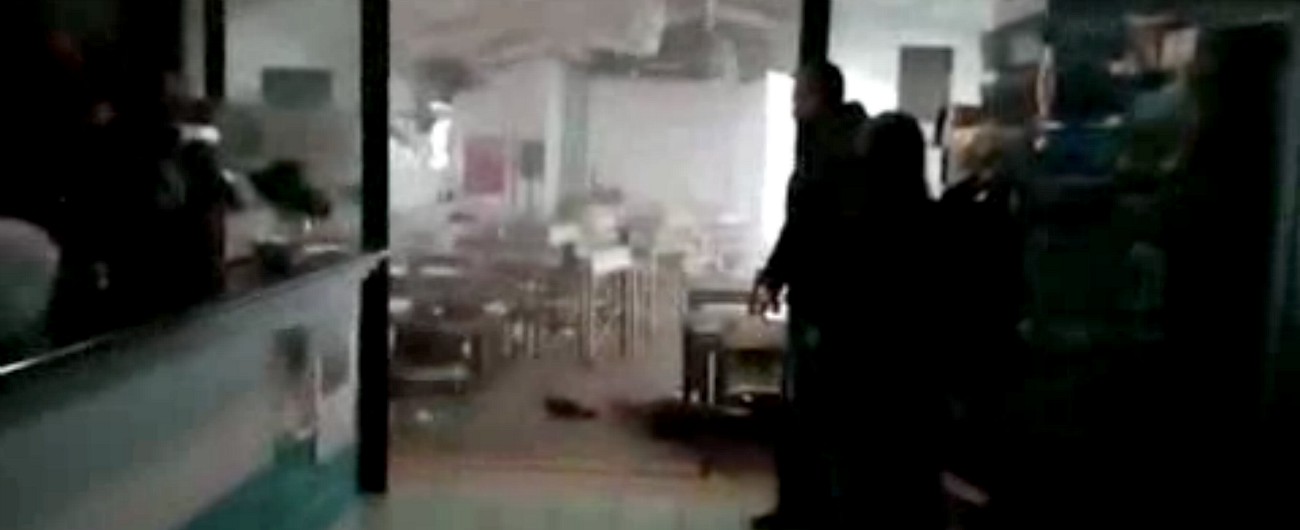 Copertina di Maltempo a Capo di Leuca, la tromba d’aria entra nel ristorante e lo devasta: panico tra i presenti