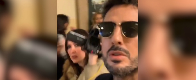 Copertina di Fabrizio Corona, la Procura chiede il carcere e lui esce dall’aula facendo dirette sui social: “Siamo dalla parte giusta”