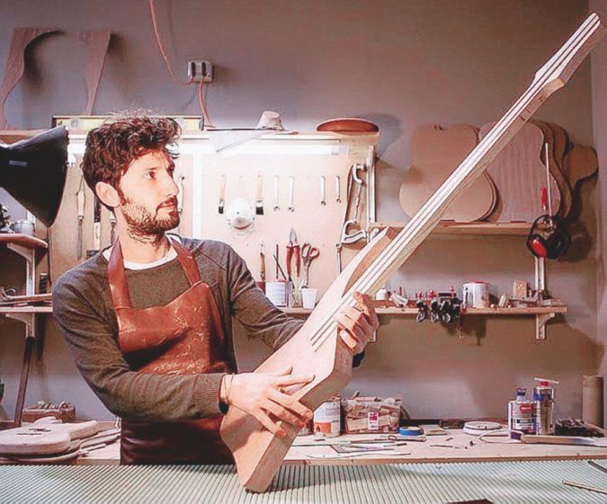 La bottega a Brindisi - Andrea Capurso, 33 anni, artigiano, ha iniziato con suo padre ad appena 11 anni “Dai cantieri navali alle chitarre di pregio per i Negramaro”