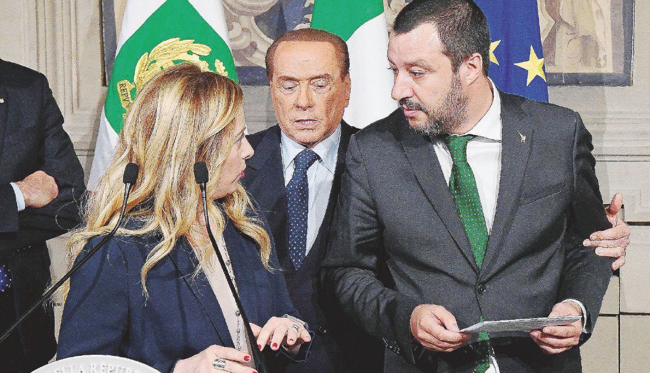 Copertina di Meloni: “Salvini, occhio: chi è troppo in tv rischia la fine di Renzi”
