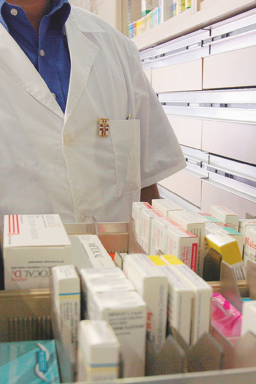 In Edicola sul Fatto del 26 novembre: M5s e Lega, frizioni sui medici e i doni delle case farmaceutiche