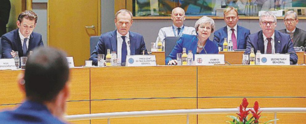 Il divorzio - I 27 leader Ue dicono sì alla Brexit Accordo con l’Europa sulla Brexit: povera May, altri guai in vista