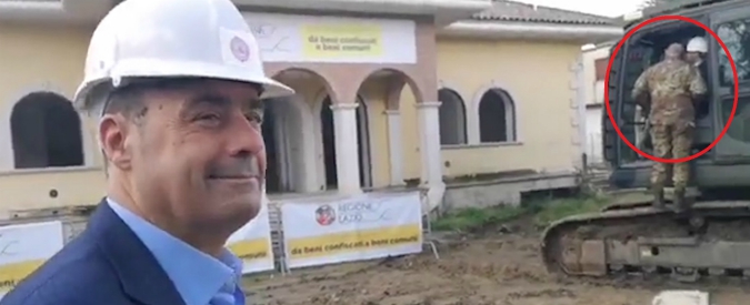 Copertina di Casamonica, Salvini sale sulla ruspa per demolire le villette e Zingaretti resta in disparte: “Spegni il motore, va’”