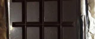 Copertina di Colpisce la collega con una stecca di cioccolato da un chilo: 44enne ricoverata con trauma cranico