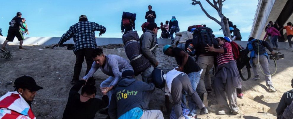Carovana migranti, Trump: “Se necessario chiudiamo confine in modo permanente. Ora il Messico li rimpatri, sono criminali”