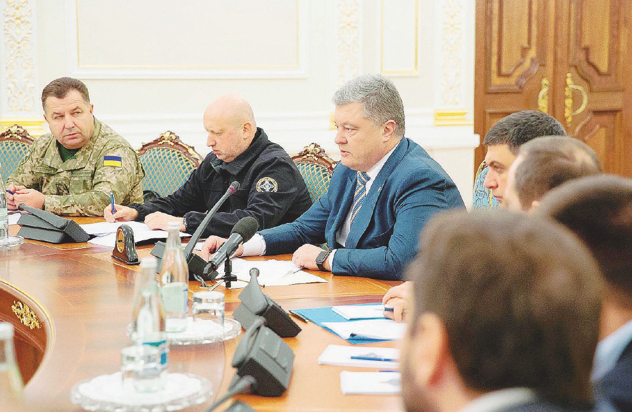 Copertina di Poroshenko, legge marziale per riavere il consenso perduto