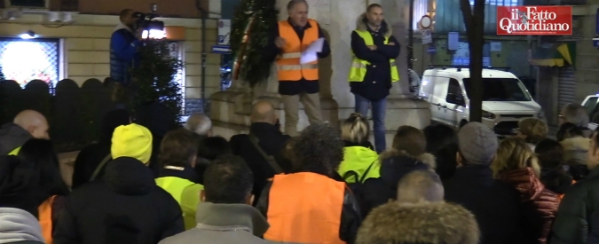 Copertina di Ponte Morandi, la rabbia dei commercianti coi gilet gialli: “Stiamo vivendo un incubo, a 4 mesi dal crollo zero risultati”