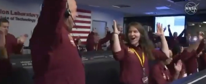 Copertina di Marte, la sonda InSight atterra sul Pianeta Rosso e il centro di controllo della Nasa esplode di gioia: l’esultanza in diretta