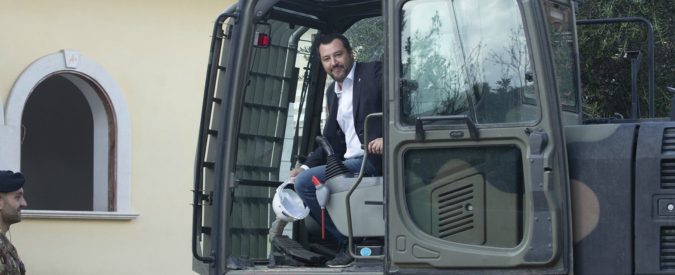 Salvini ha coronato il suo sogno: guidare una ruspa. Noi ci siamo cascati (ancora) ma Zingaretti no