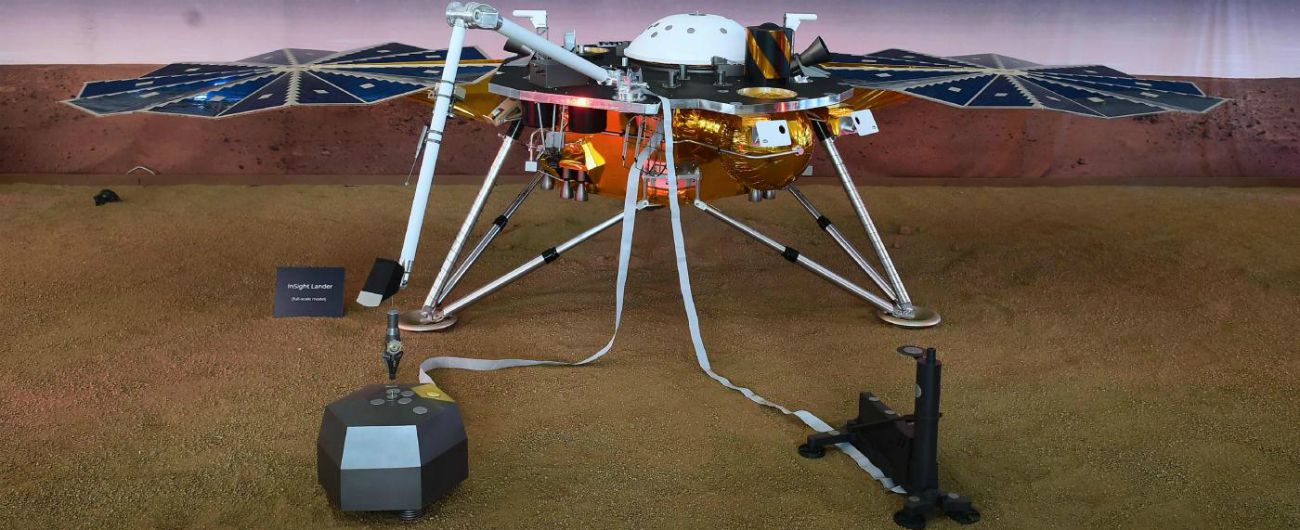 Marte, la sonda InSight comincia la sua esplorazione. Aperti i pannelli solari