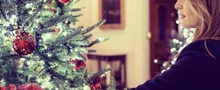 Copertina di Melania Trump mostra gli addobbi natalizi alla Casa Bianca, su Twitter la prendono in giro: “Una foresta di alberi rosso sangue”