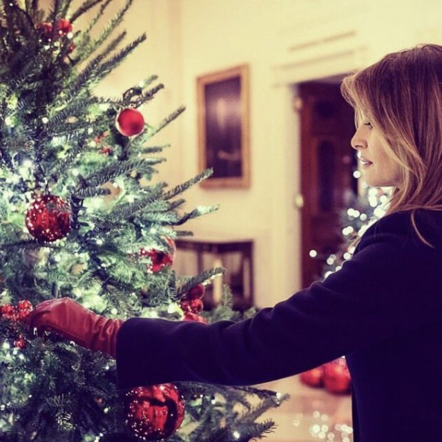 Melania Trump mostra gli addobbi natalizi alla Casa Bianca, su Twitter la prendono in giro: “Una foresta di alberi rosso sangue”
