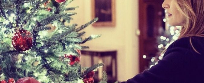 Melania Trump mostra gli addobbi natalizi alla Casa Bianca, su Twitter la prendono in giro: “Una foresta di alberi rosso sangue”