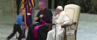 Copertina di Bimbo sul palco durante l’udienza generale, il Papa: “Lasciatelo giocare. E’ argentino, indisciplinato”
