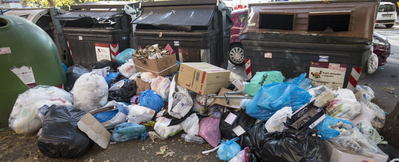 Tassa rifiuti, quanto pagano gli italiani: enormi differenze Nord-Sud. E mentre la produzione diminuisce, la Tari aumenta