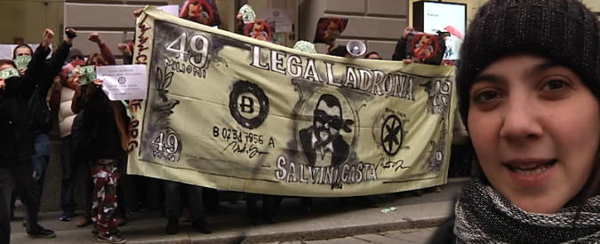 Copertina di Fondi Lega, blitz in banca del centro sociale: “Qui ci sono i soldi rubati dal partito. Salvini li restituisca”