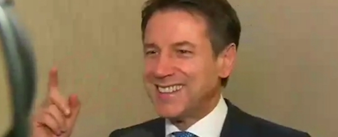 Copertina di Manovra, Conte: “Non parlo di decimali”. Poi prende in giro Salvini: “Lui è quello che ha voluto il deficit al 2,6%”