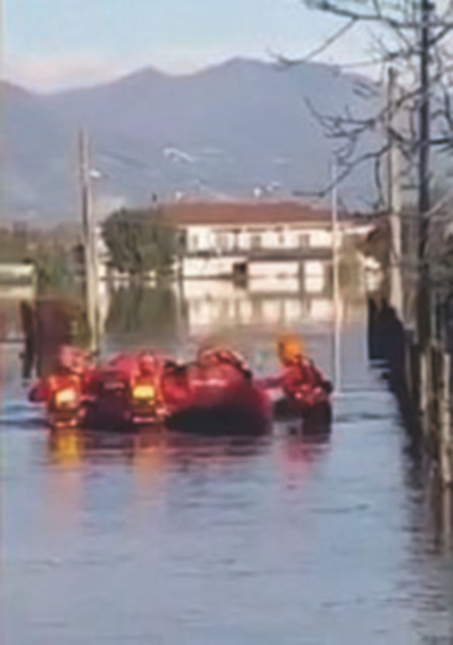 Copertina di Esonda il Crati: famiglie evacuate, ferrovie bloccate