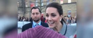 Copertina di Kate Middleton, sorpresa a Leicester: la fan si presenta con un “I’m from Italy” e lei le dà una risposta inaspettata