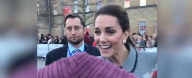 Copertina di Kate Middleton, sorpresa a Leicester: la fan si presenta con un “I’m from Italy” e lei le dà una risposta inaspettata