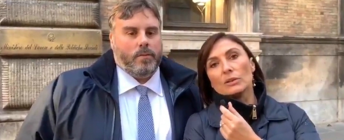 Copertina di Morani e Nobili (Pd) fuori dal Ministero del Lavoro: “Non ci fanno entrare, piantiamo casino. Qui per tessere e Di Maio”