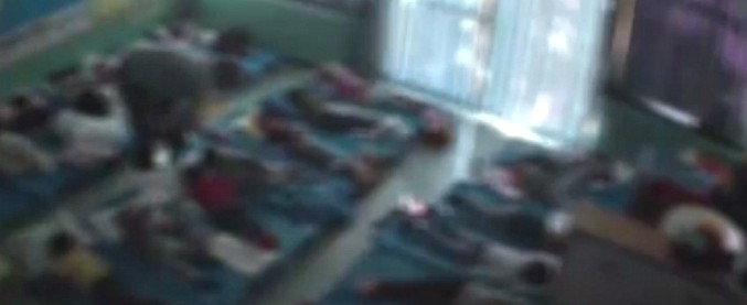 Copertina di Milano, spinte e schiaffi ai bambini dai 2 ai 5 anni: ai domiciliari un maestro d’asilo. Il video dei maltrattamenti