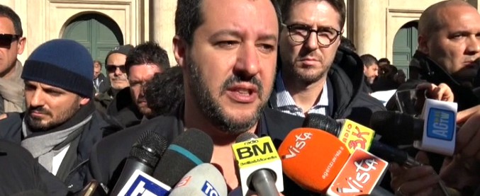 Copertina di Decreto Sicurezza, Salvini festeggia con parlamentari leghisti: “Più diritti a rifugiati veri, aiuteremo centri piccoli”
