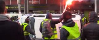 Gilet gialli, scontri con la polizia in centro a Bruxelles: auto in fiamme, 60 fermi. In 50 arrivano sotto sede Commissione Ue