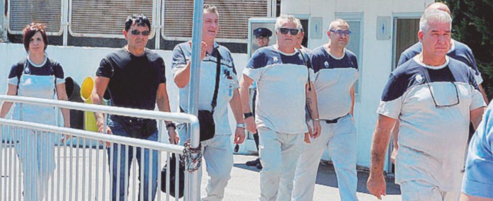 Cambio turno - L’uscita degli operai dallo stabilimento di Mirafiori a Torino - Ansa “Così serviranno nuovi ammortizzatori sociali”