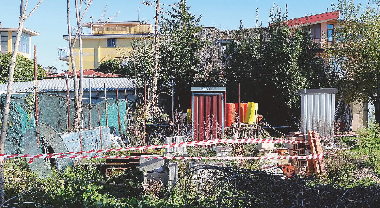 Rifiuti e opere abusive: sigilli nel fondo di Di Maio sr.