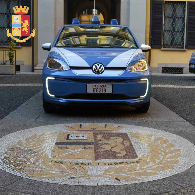 Copertina di Vw consegna una e-up! elettrica alla Polizia di Milano – FOTO