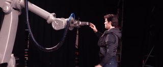 Copertina di Roberto Bolle danza con un robot, l’incontro col braccio meccanico è incredibilmente umano. Le prove segretissime per il nuovo programma