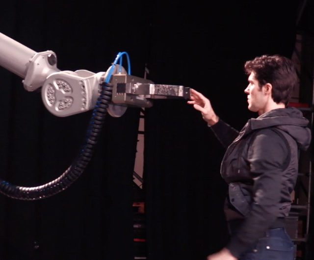 Roberto Bolle danza con un robot, l’incontro col braccio meccanico è incredibilmente umano. Le prove segretissime per il nuovo programma