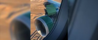 Copertina di Panico in volo, si stacca la copertura del motore dopo il decollo: passeggeri terrorizzati. Il video