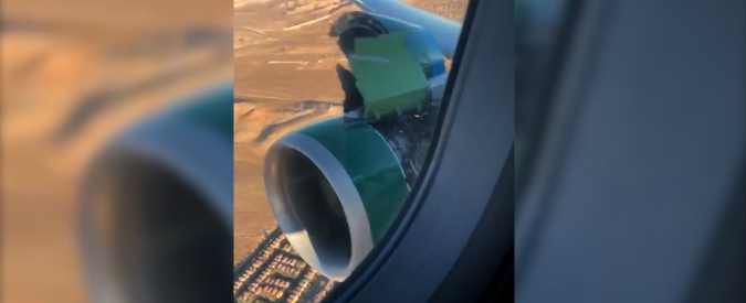 Copertina di Panico in volo, si stacca la copertura del motore dopo il decollo: passeggeri terrorizzati. Il video