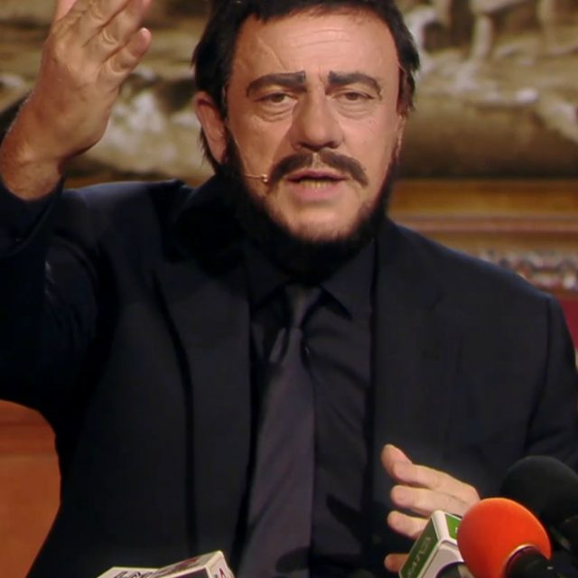 Crozza-Salvini euforico per il decreto Sicurezza: “Quando sorrido si abbassa lo spread. Delinquenza? Difendiamo quella italiana”