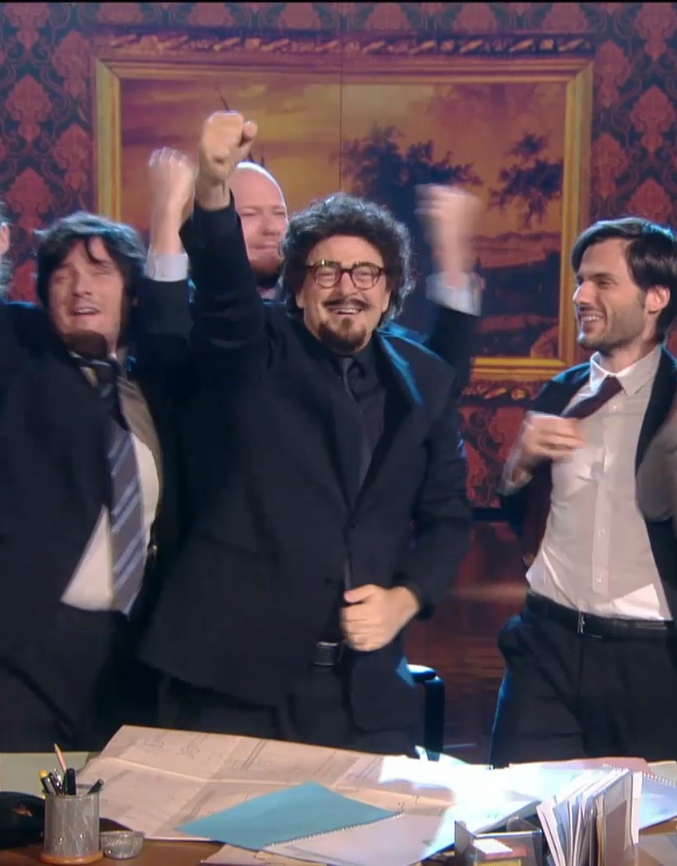 Copertina di Crozza-Toninelli e l’idea geniale del nascondino: “Mia moglie mi ha detto: ‘Conta fino a 3mila, così mi nascondo col mio amico’”