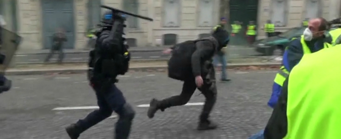 Copertina di Gilet gialli, scontri con la polizia a Parigi: lancio di lacrimogeni e cariche delle forze dell’ordine
