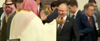 Copertina di G20, Putin e la complicità col principe saudita bin Salman: ecco il saluto caloroso tra i due